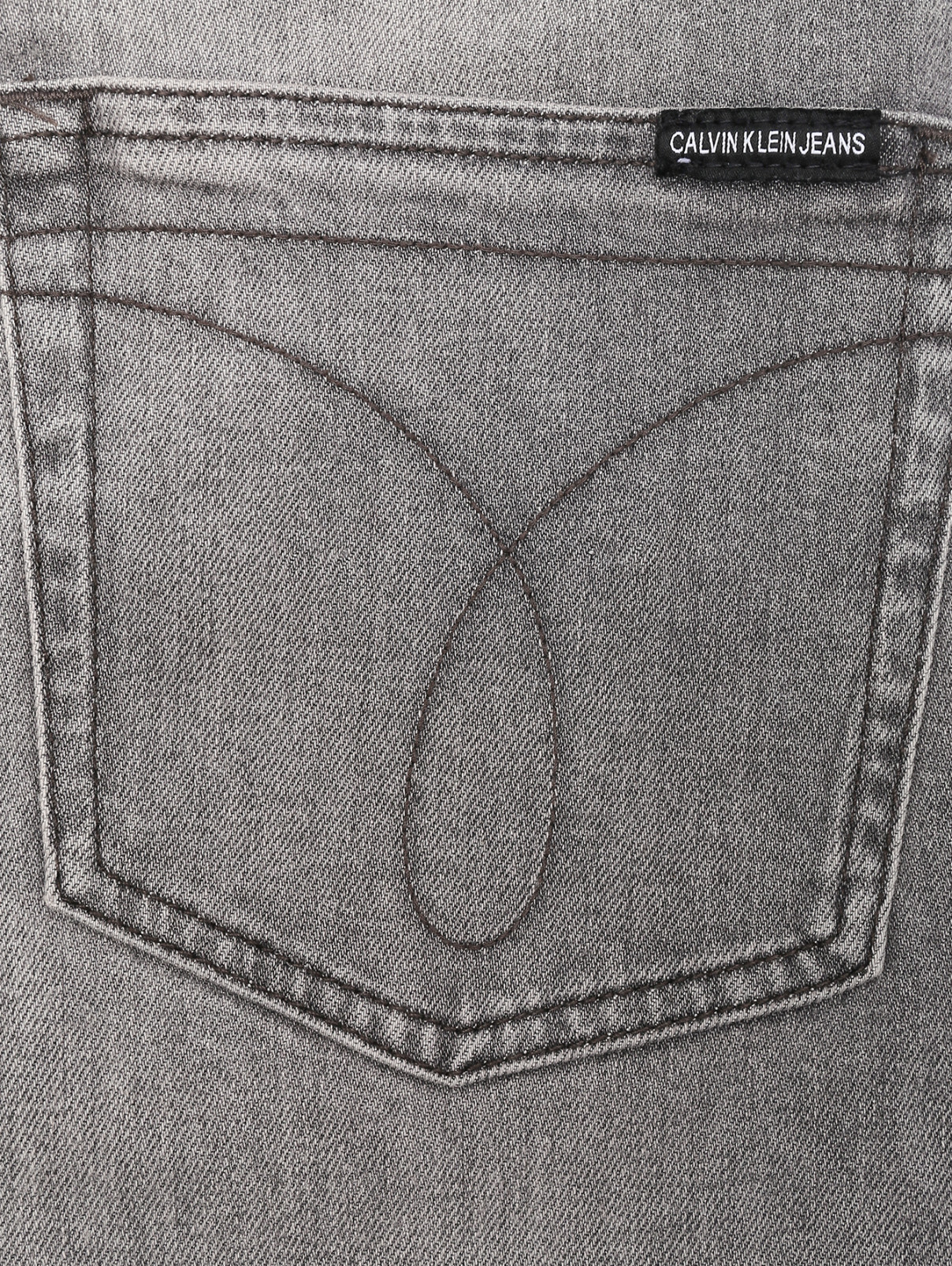 Джинсы зауженного кроя Calvin Klein  –  Деталь  – Цвет:  Серый