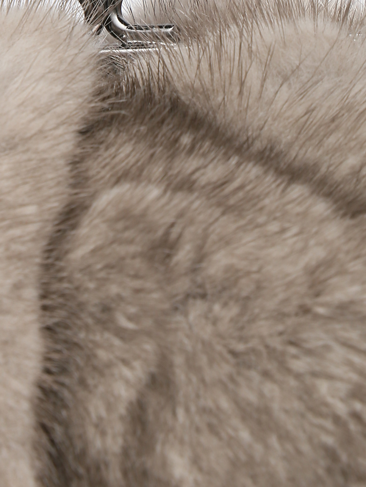 Сумка из меха норки на цепочке Weekend Max Mara  –  Деталь  – Цвет:  Серый